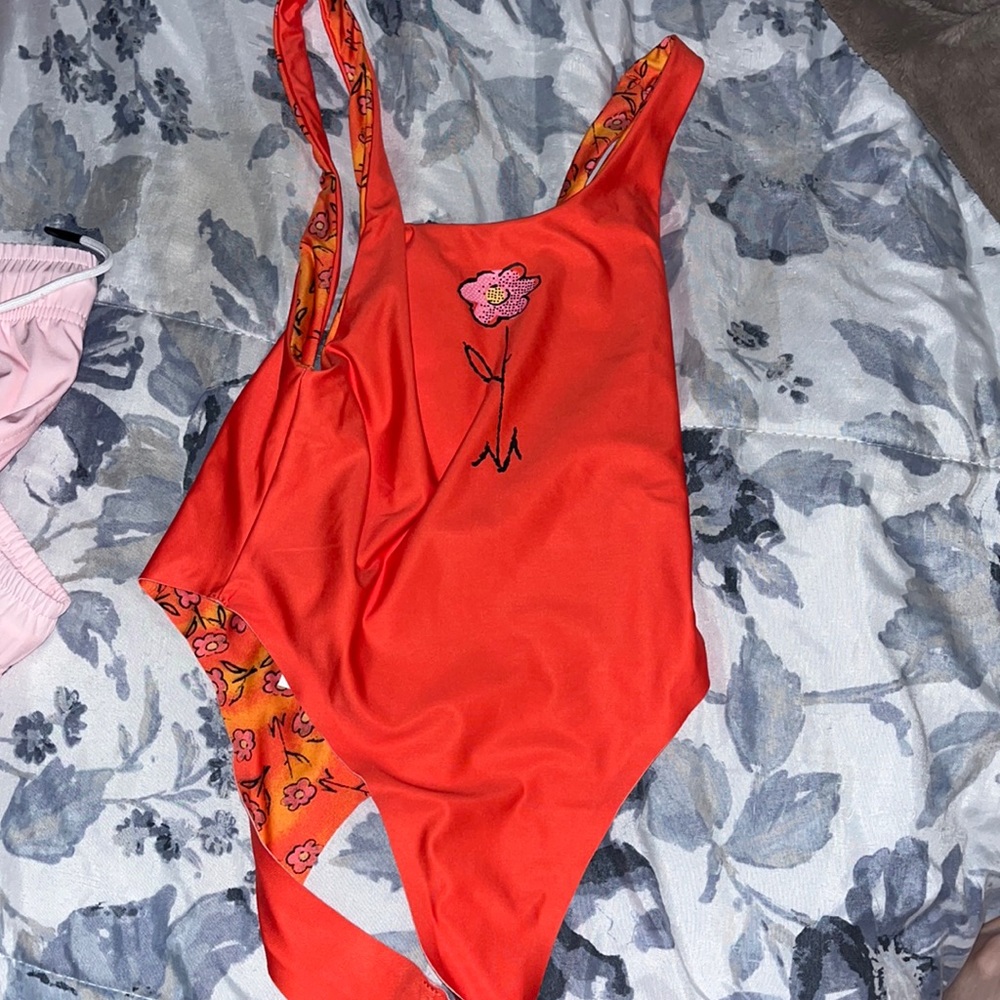 Un Verano Sin Ti Reversible flower swimsuit #Badbunny